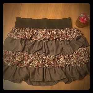 Ruffled mini skirt size L Allen B gray floral